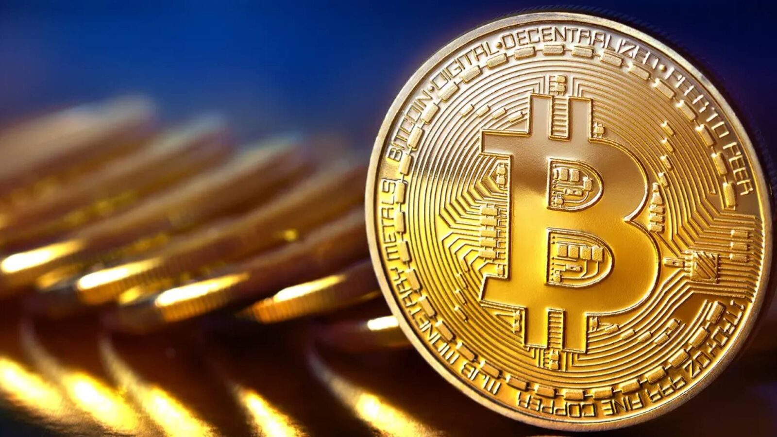 صورة لشاشة حاسوب تظهر سعر بيتكوين.