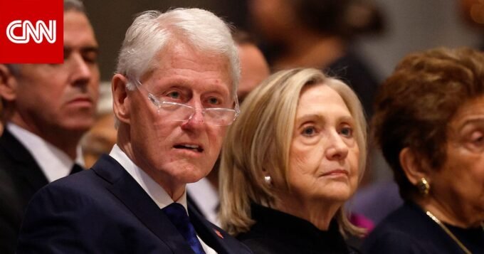 صورة بيل كلينتون بحوض استحمام ساخن مع ضحية إبستين.