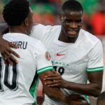 لاعبو المنتخب النيجيري يحتفلون بعد الفوز والتأهل في كأس إفريقيا بالمغرب