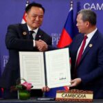 صورة للقادة السياسيين في تايلاند وكمبوديا يتفقان على استئناف المحادثات.