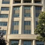 صورة للمركز مع موظفين يصافحون.