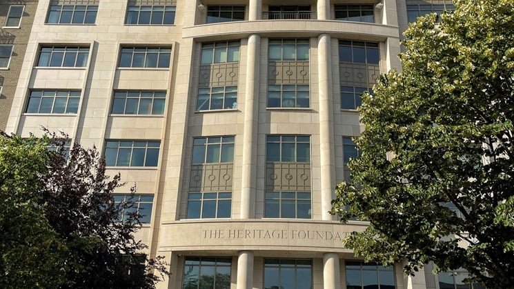 صورة للمركز مع موظفين يصافحون.