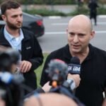 صورة لشخص يقرأ على الكمبيوتر