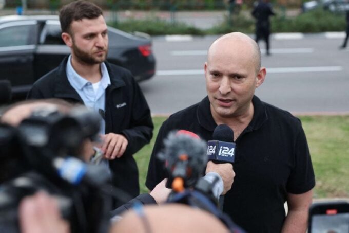 صورة لشخص يقرأ على الكمبيوتر