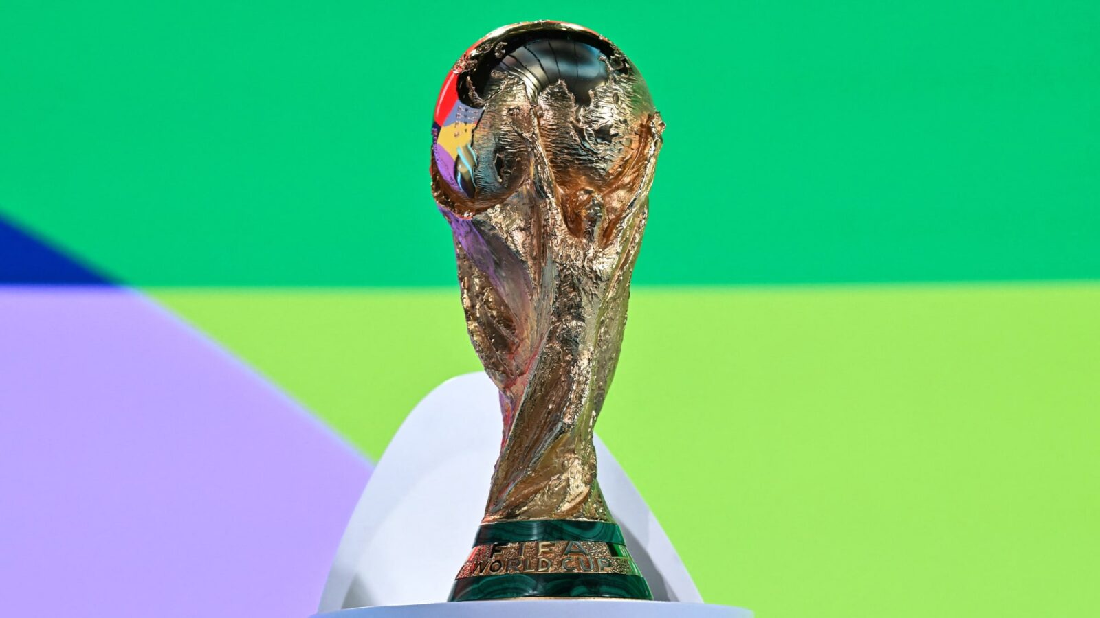 صورة لشخص يحمل تذكرة كأس العالم.