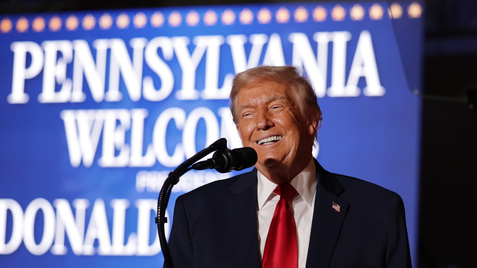 ** صورة ترامب يهز الجمهور في تجمع سياسي