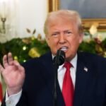 صورة ترامب يلقي خطاباً أمام الأمريكيين.