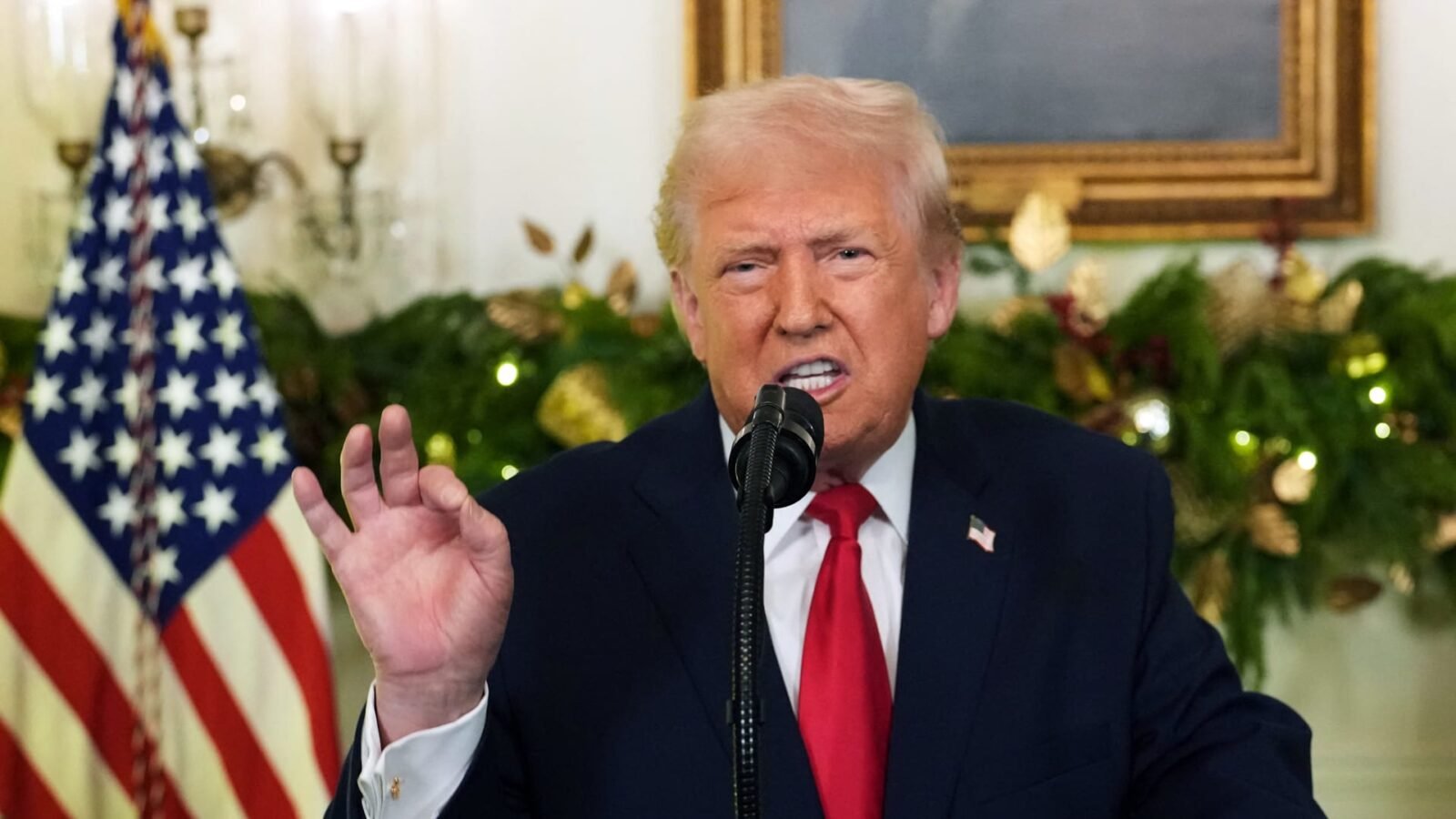 صورة ترامب يلقي خطاباً أمام الأمريكيين.