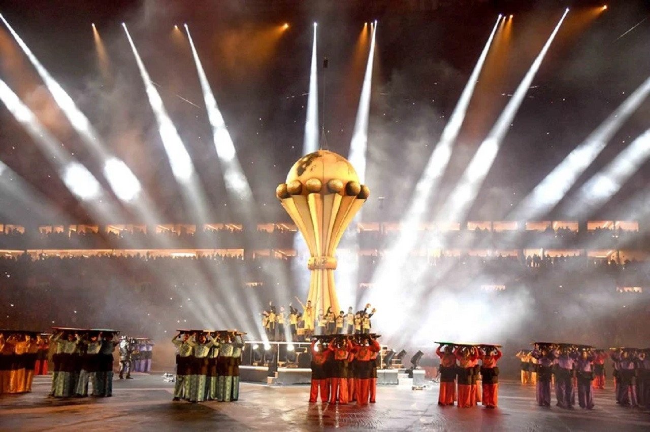 ملعب كرة قدم حديث في المغرب يرمز للبنية التحتية الرياضية المتطورة.