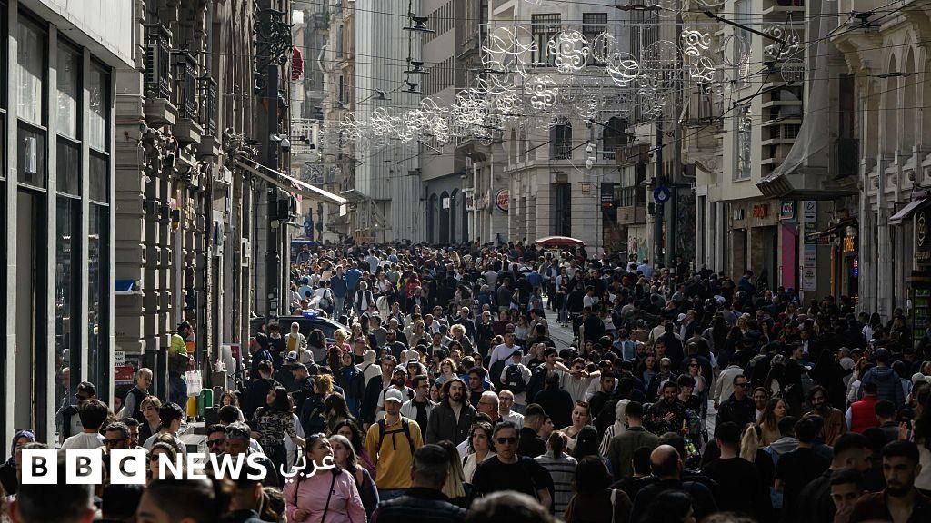 صورة لمداهمات الشرطة التركية في إسطنبول.