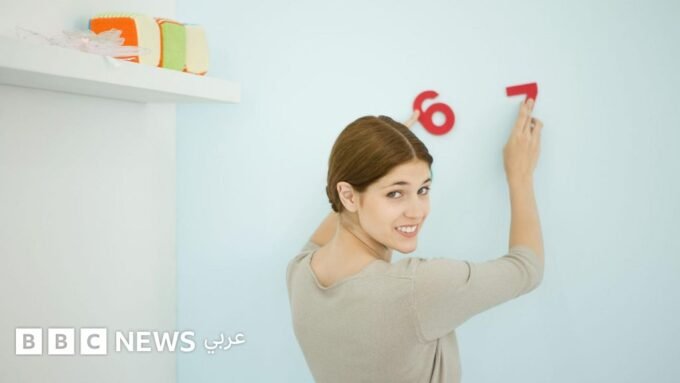أطفال ومراهقون يؤدون حركة ترند "6-7" الشهيرة على وسائل التواصل الاجتماعي.