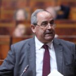 صورة لطلبة ينتظرون تسجيلهم في كليات الطب والصيدلة.