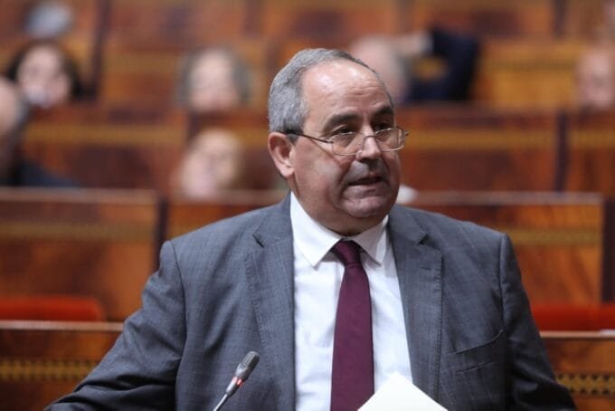 صورة لطلبة ينتظرون تسجيلهم في كليات الطب والصيدلة.