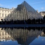 وصف الصورة بالإنجليزية: صورة لمبنى متحف اللوفر في باريس مع تسريب مائي في المكتبة.