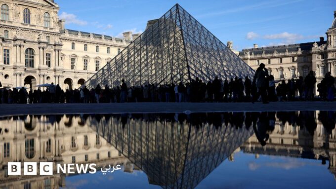 وصف الصورة بالإنجليزية: صورة لمبنى متحف اللوفر في باريس مع تسريب مائي في المكتبة.