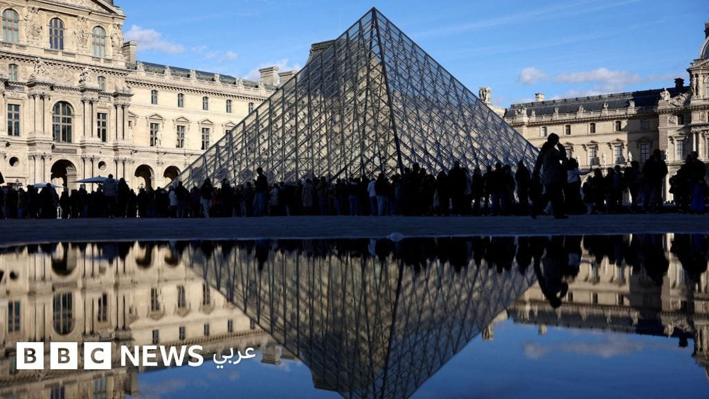 وصف الصورة بالإنجليزية: صورة لمبنى متحف اللوفر في باريس مع تسريب مائي في المكتبة.