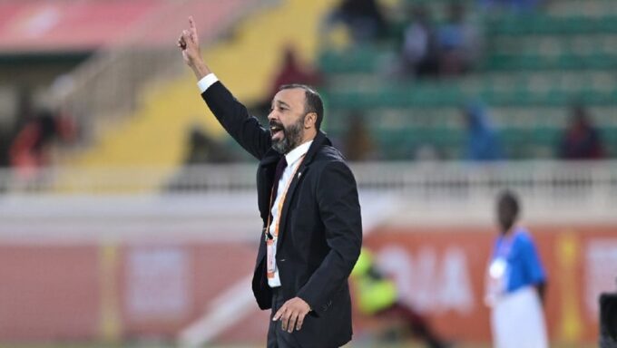 وصف الصورة: لاعبو المنتخب الوطني يلعبان في مباراة كأس العرب.