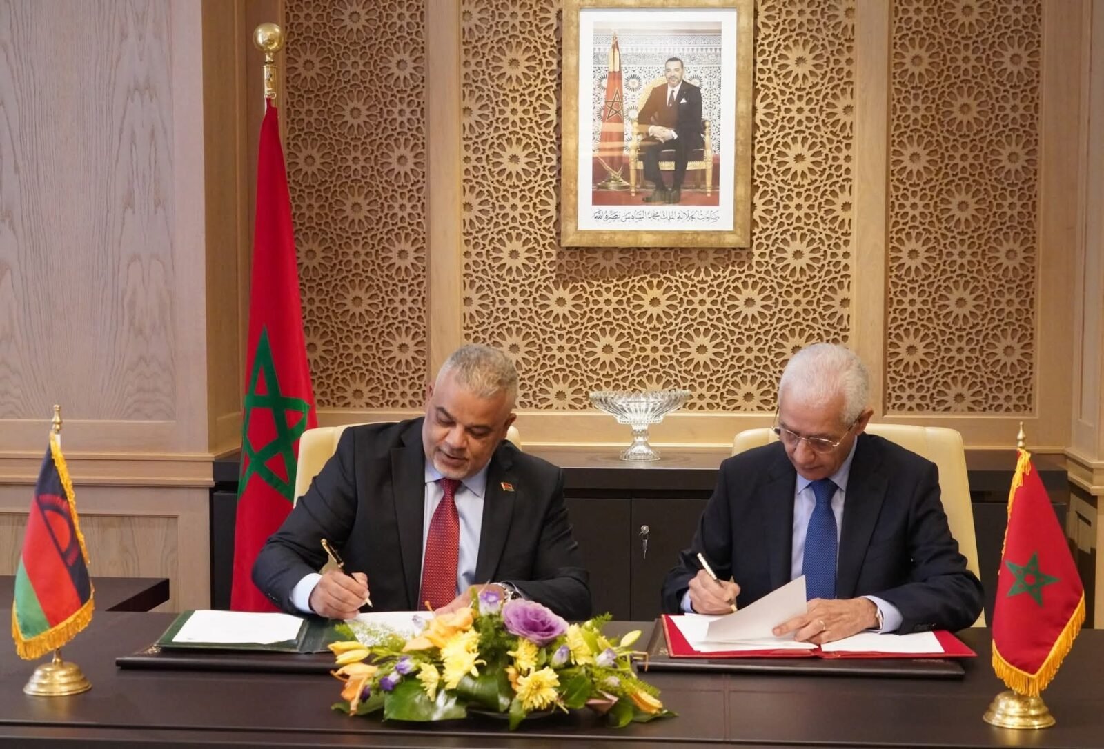 صورة لمجلس النواب المغربي والجمعية الوطنية لمالاوي مع وصفها بالإنجليزية: "Parliamentary cooperation between Morocco and Malawi for democracy promotion"