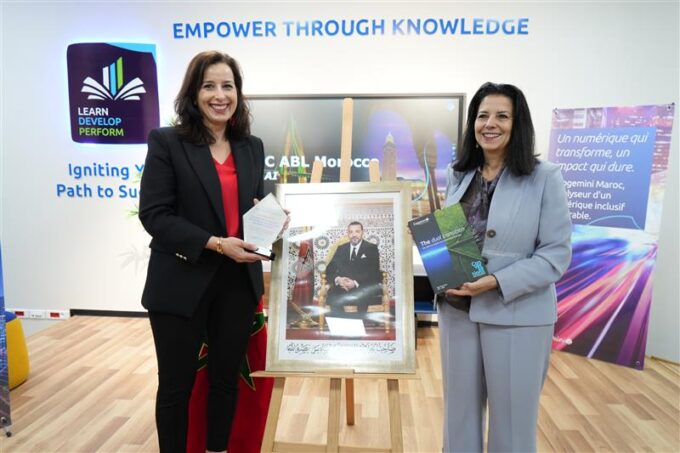 صورة للمرأة في العمل التكنولوجي.