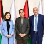 صورة لشباب يشاركون في فعالية توعية حقوقية.