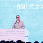 صورة لشاب يدرس في المدرسة