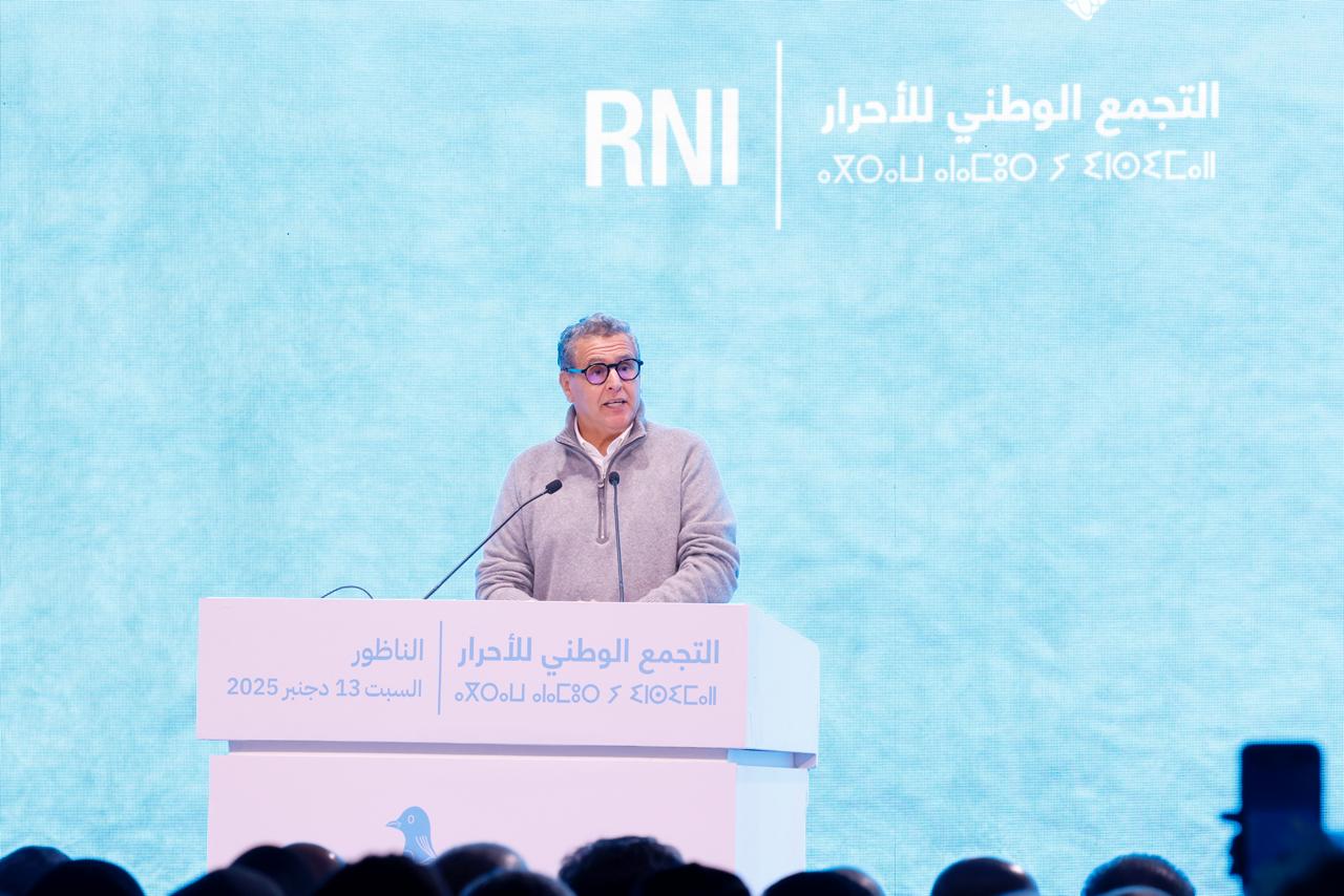 صورة لشاب يدرس في المدرسة