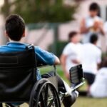 صورة تعليمية تتضمن طالبًا في المدرسة.