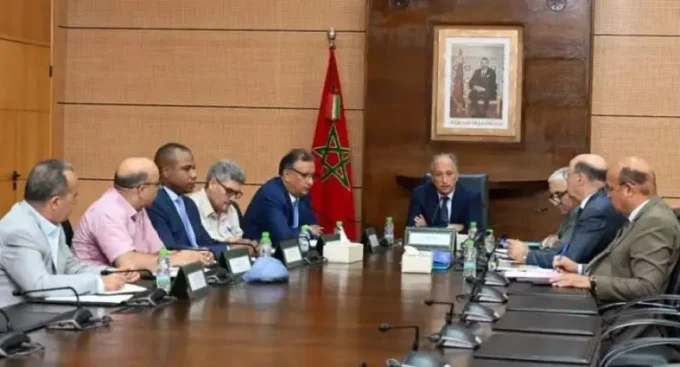 صورة لأساتذة يشاركون في اجتماع.