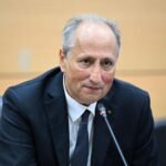 صورة تلاميذ داخلية يخرجون من المبنى.