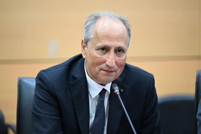 صورة تلاميذ داخلية يخرجون من المبنى.