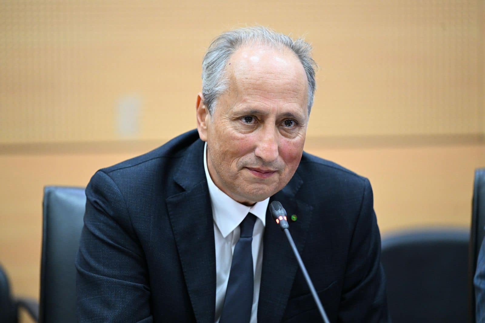 صورة تلاميذ داخلية يخرجون من المبنى.