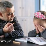 صورة طفل يدرس بتركيز