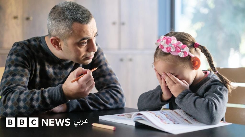 صورة طفل يدرس بتركيز