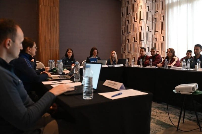 وصف الصورة بالإنجليزية: "تنسيق المباراة بين جمعية الزعيم و الجهات المنظمة لمباراة الدور الثاني من بطولة "فيفا" للسيدات."