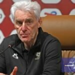 مدرب منتخب جنوب إفريقيا هوغو بروس يتحدث في مؤتمر صحفي خلال كأس أمم إفريقيا بالمغرب.