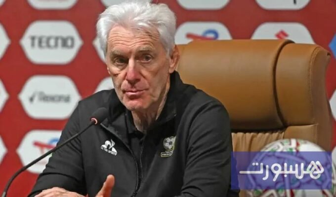 مدرب منتخب جنوب إفريقيا هوغو بروس يتحدث في مؤتمر صحفي خلال كأس أمم إفريقيا بالمغرب.