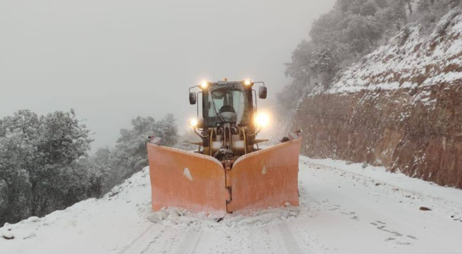 لوحة ثلجية ساحرة تعيد الدفء لمرتفعات خنيفرة.