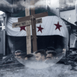 ** صورة لمنزل مسروق في جنوب سوريا، يظهر في الخلفية مسلحون يرتدون زي عسكري.