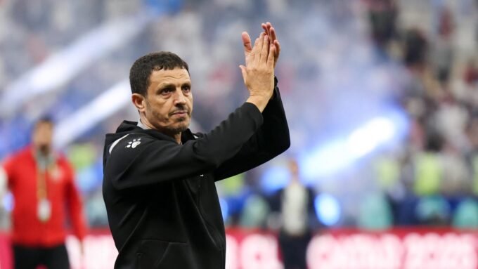 صورة للمدرب المغربي جمال السلامي مع ولي العهد الأردني الأمير الحسين بن عبدالله الثاني.