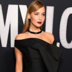 صورة لجنيفر لورنس في إطلالة من دار ديور على منصة عرض أزياء مهرجان روما السينمائي في أكتوبر.