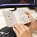 صورة لجواز سفر مع ختمه.