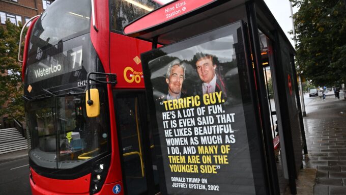 صورة لترامب مع 6 نساء يرتدين أكاليل الزهور.**