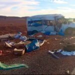 سيارة نقل مزدوج منقلبة على جانب الطريق بإقليم طاطا مع تواجد سيارات الإسعاف والسلطات المحلية.