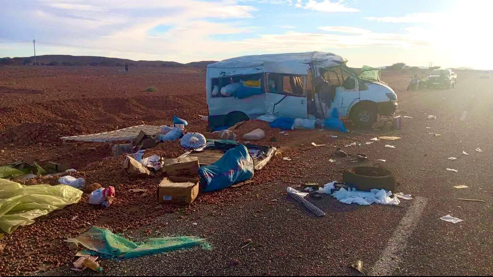 طاطا: حادث انقلاب سيارة للنقل المزدوج يخلف 8 إصابات متفاوتة الخطورة 3 سيارة نقل مزدوج منقلبة على جانب الطريق بإقليم طاطا مع تواجد سيارات الإسعاف والسلطات المحلية.