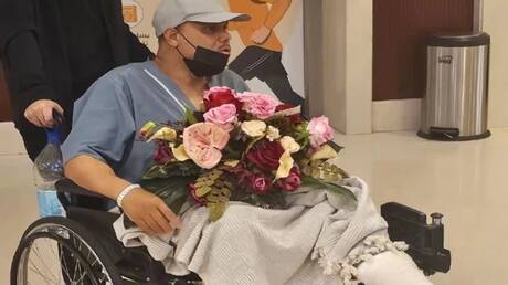 امرأة سعودية تنجو من حادثة سير في مصر بعد أن تم إسقاطها من سيارة.