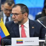 ** صورة وزير الخارجية الفنزويلي إيفان خيل خلال مؤتمر صحفي.