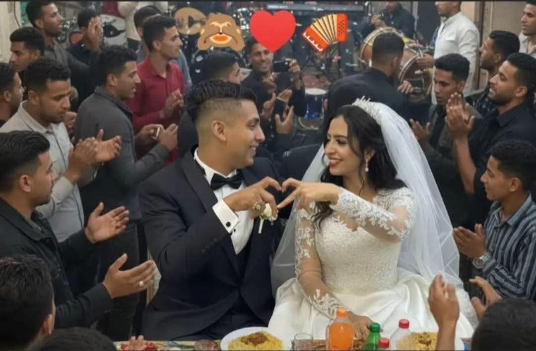 صورة تظهر تدافعاً واشتباكات عند مدخل حفل زفاف التيك توكر كروان مشاكل في مصر.