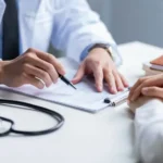 صورة لشخص يخضع لفحص طبي.