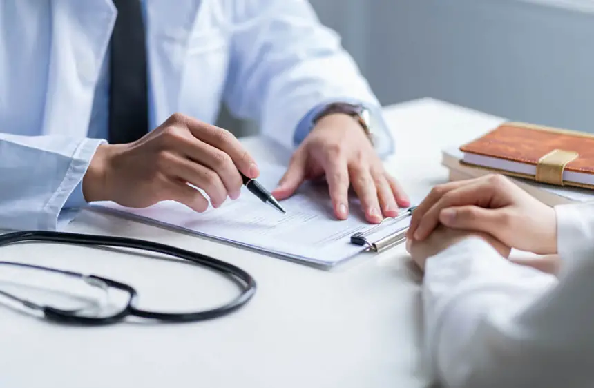 صورة لشخص يخضع لفحص طبي.