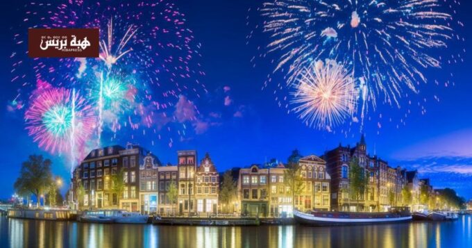 صورة شاب يراقب الساعة في هولندا.